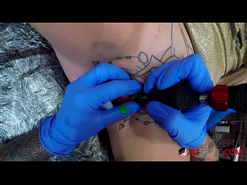 ❤️ Extremely tattooed hottie Sully Savage got a tattoo on her clitoris Porno fb at us en-us.villagesexvideos.ru ☑